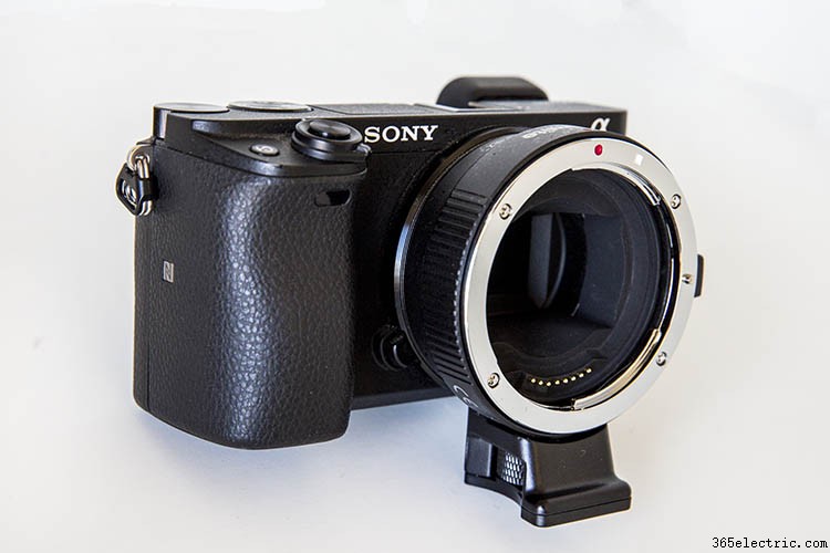 Adaptador FotodioX: cómo montar tu objetivo Canon EF en una cámara Sony E-Mount