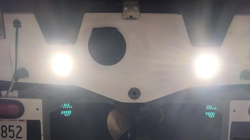 Review e instalación Lumitec SeaBlazeX2: luces sumergibles LED para barco