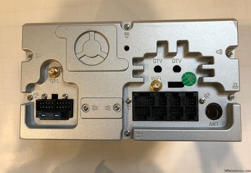 Instalación y análisis de unidad principal Double DIN en Mercedes CLK 320 (2002–2005)