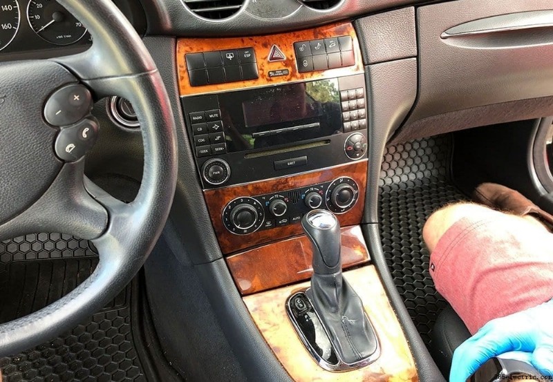 Instalación y análisis de unidad principal Double DIN en Mercedes CLK 320 (2002–2005)