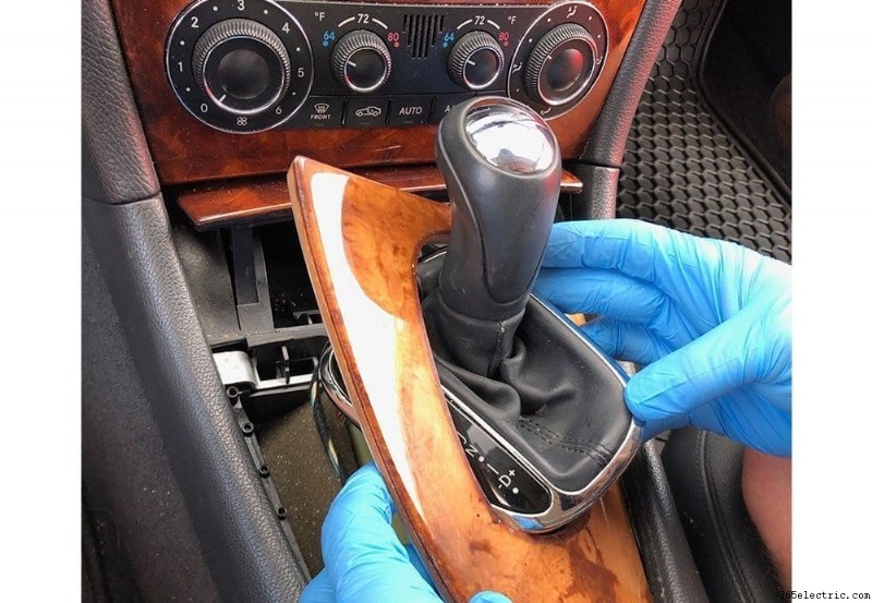 Instalación y análisis de unidad principal Double DIN en Mercedes CLK 320 (2002–2005)