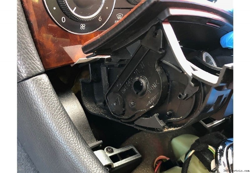 Instalación y análisis de unidad principal Double DIN en Mercedes CLK 320 (2002–2005)