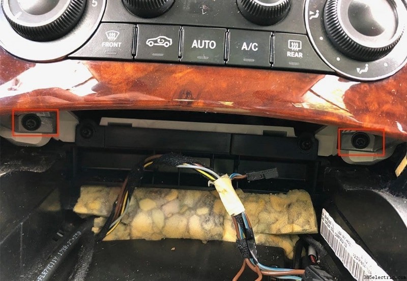 Instalación y análisis de unidad principal Double DIN en Mercedes CLK 320 (2002–2005)