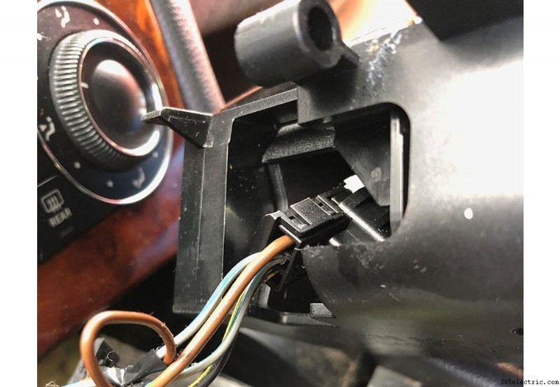 Instalación y análisis de unidad principal Double DIN en Mercedes CLK 320 (2002–2005)