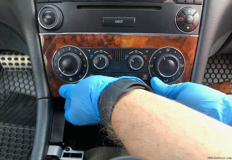 Instalación y análisis de unidad principal Double DIN en Mercedes CLK 320 (2002–2005)