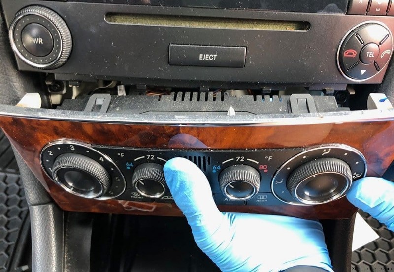 Instalación y análisis de unidad principal Double DIN en Mercedes CLK 320 (2002–2005)