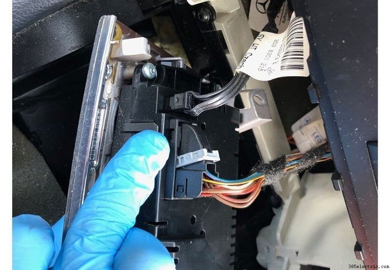 Instalación y análisis de unidad principal Double DIN en Mercedes CLK 320 (2002–2005)