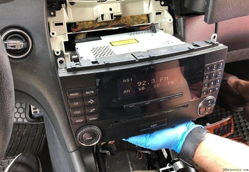 Instalación y análisis de unidad principal Double DIN en Mercedes CLK 320 (2002–2005)