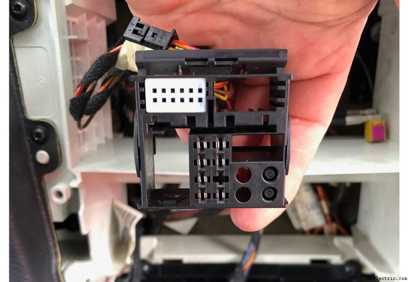 Instalación y análisis de unidad principal Double DIN en Mercedes CLK 320 (2002–2005)