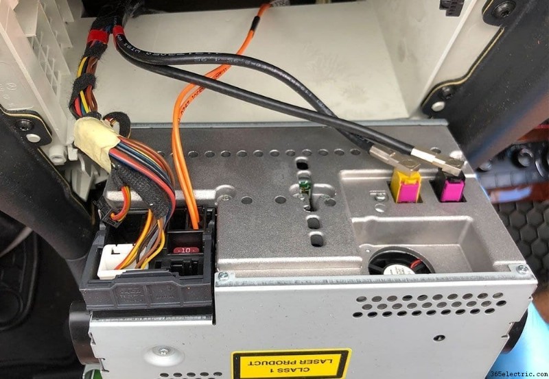 Instalación y análisis de unidad principal Double DIN en Mercedes CLK 320 (2002–2005)