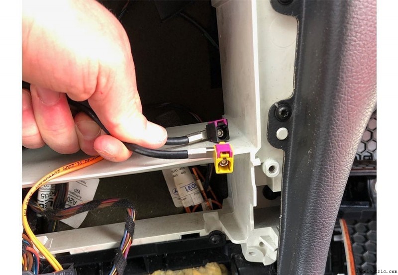 Instalación y análisis de unidad principal Double DIN en Mercedes CLK 320 (2002–2005)