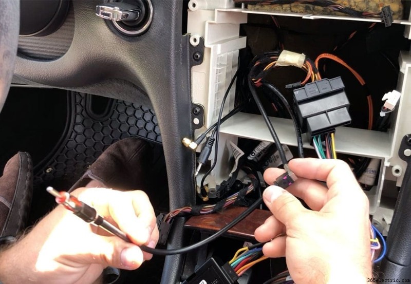 Instalación y análisis de unidad principal Double DIN en Mercedes CLK 320 (2002–2005)