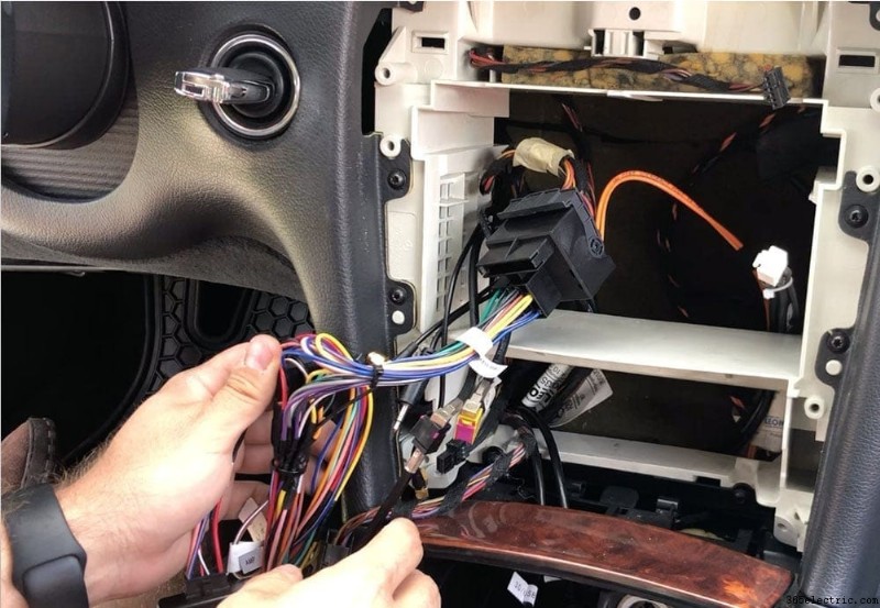 Instalación y análisis de unidad principal Double DIN en Mercedes CLK 320 (2002–2005)