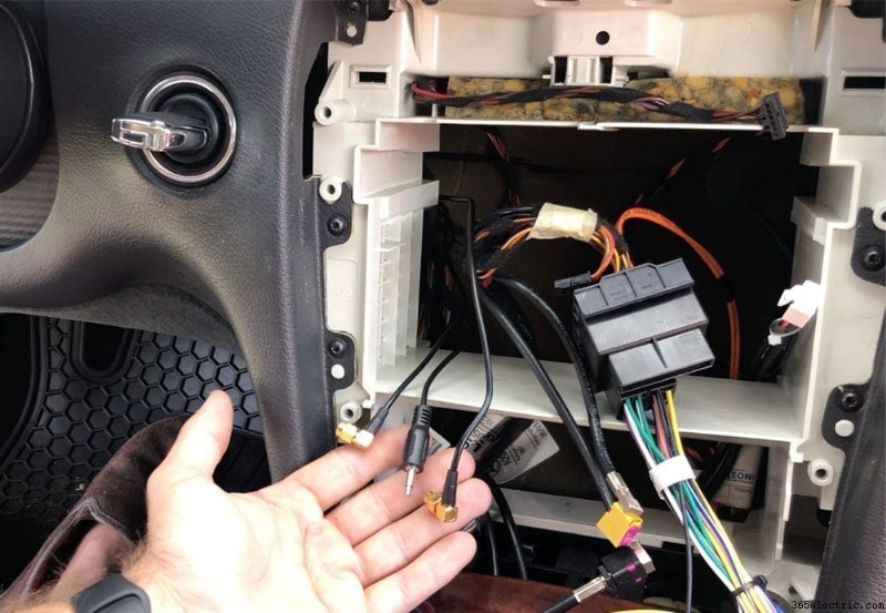 Instalación y análisis de unidad principal Double DIN en Mercedes CLK 320 (2002–2005)