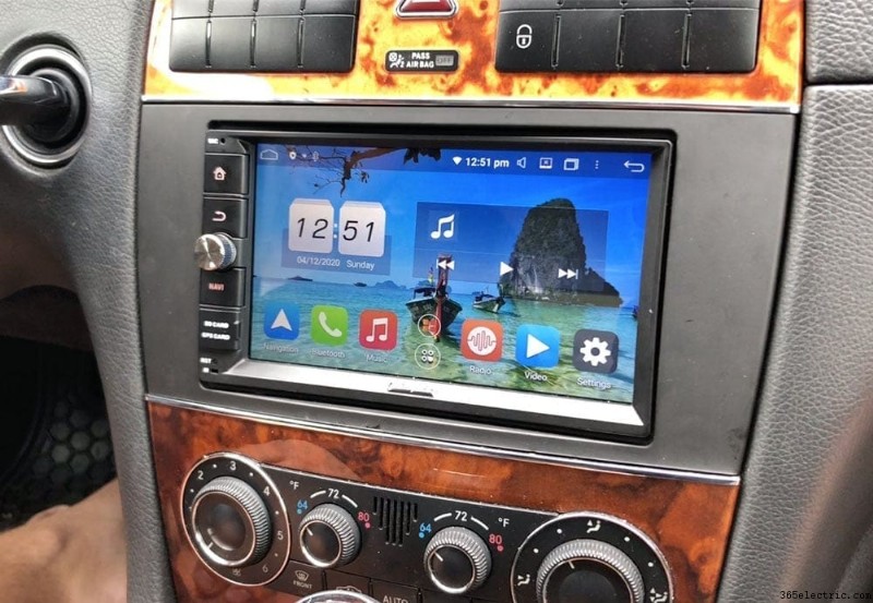 Instalación y análisis de unidad principal Double DIN en Mercedes CLK 320 (2002–2005)